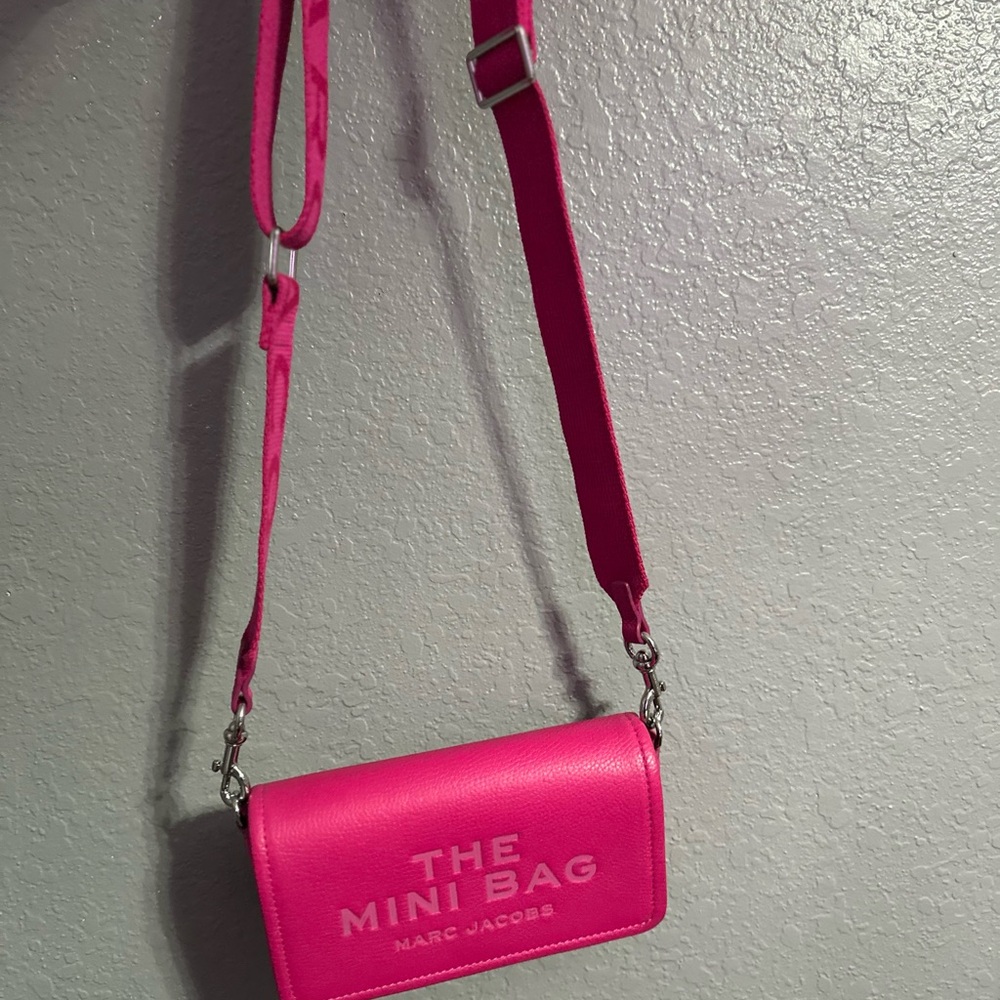 Marc Jacobs "The leather Mini Bag" in hot pink. Wore twice. Looks brand new. - Picture 4 of 7
